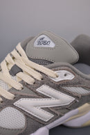 9060 Grey White